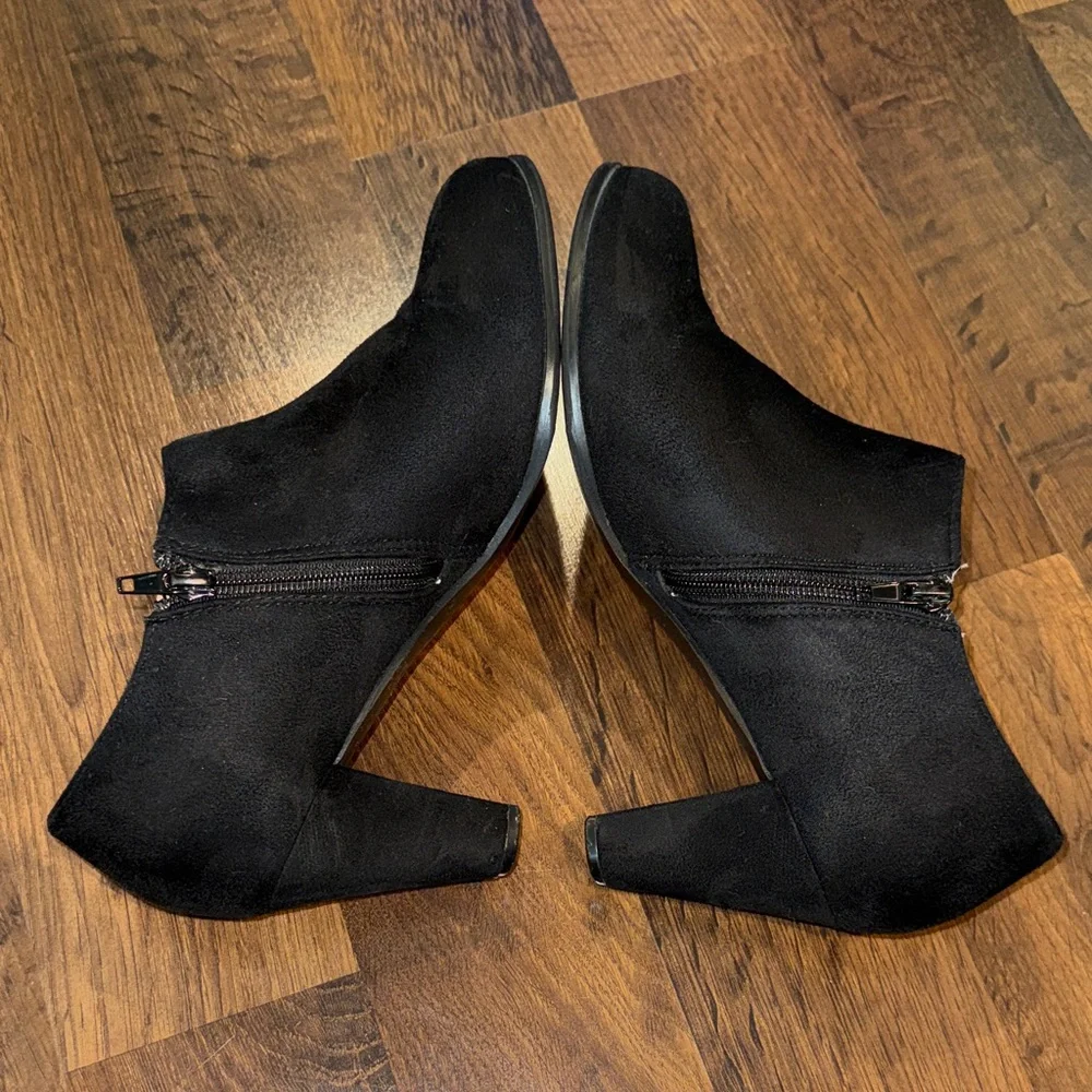 Journee Women’s Sanzi Black Suede Like Ankle Booties w Zippers (size 9.5)